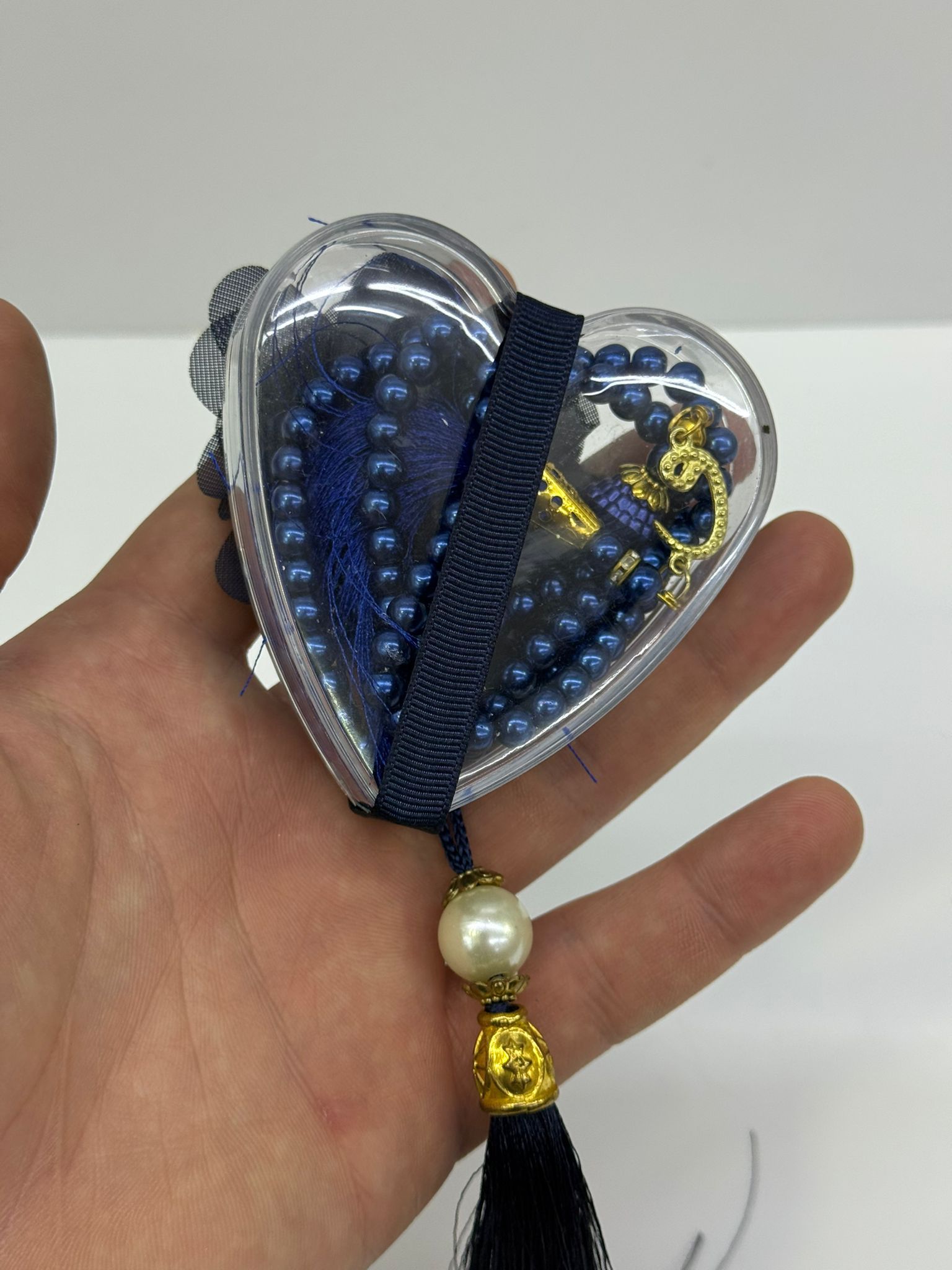 Chapelet dans une boite décorée
